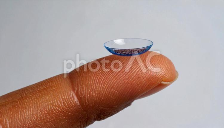 人差し指に取ったカラーコンタクト コンタクトレンズ,レンズ,コンタクトの写真素材