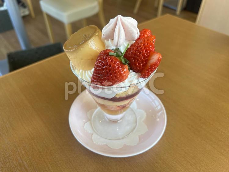 いちごとプリンのパフェ パフェ,いちご,プリンパフェの写真素材