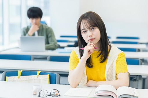 教室で悩む大学生 大学生,教室,困るの写真素材
