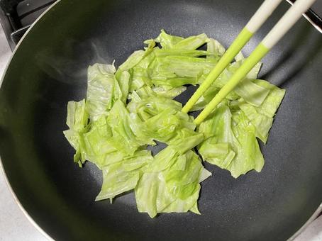 キャベツを炒める キャベツ,炒める,フライパンの写真素材