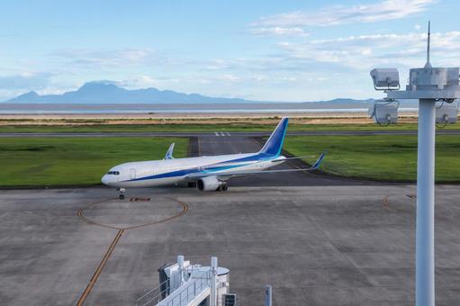 夏空と飛行機のシルエット 夏空と飛行機のシルエット 飛行機,航空機,旅客機の写真素材