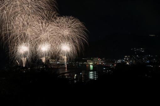熱海湾の夜空を彩る華やかな花火大会 熱海,熱海市,静岡県の写真素材