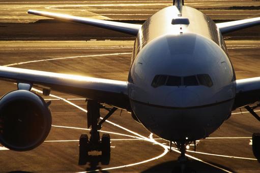 夕日に照らされる飛行機 飛行機,ジェット機,乗り物の写真素材