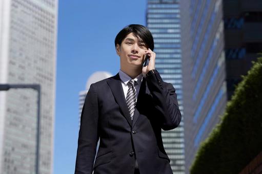日本男商人在辦公區打電話, JPG 日本男商人在辦公區打電話, JPG