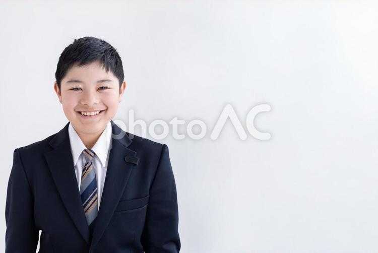 笑顔の男子学生 男性,学生,制服の写真素材