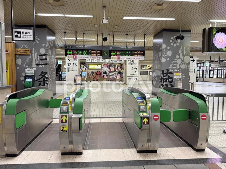 燕市と三条市の改札口 改札口,駅,旅の写真素材