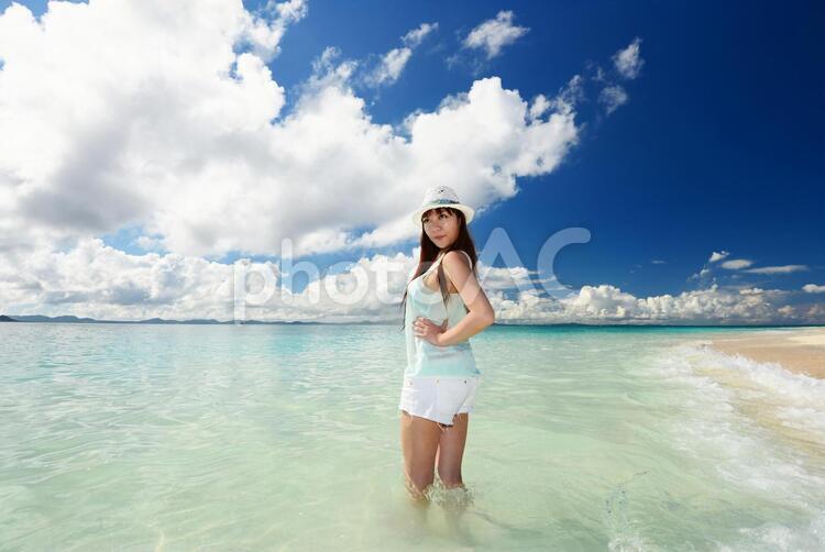 南国沖縄の美しいビーチで寛ぐ女性 沖縄,女性,女の写真素材