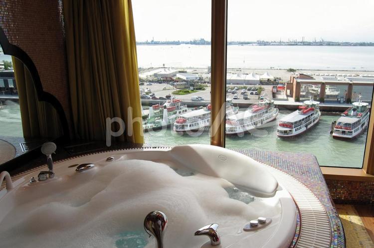 海の見えるジャグジー 海の見えるジャグジー スパ,エステ,ラグジュアリーの写真素材