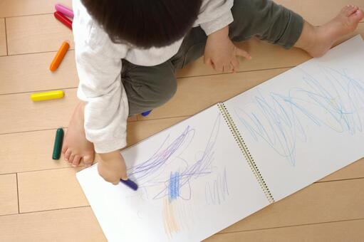 スケッチブックにクレヨンで線を描く子供 お絵かき,子供,スケッチブックの写真素材