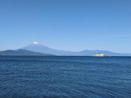 富士山とフェリー 富士山,駿河湾フェリー,海の写真素材