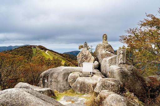 三重　御在所岳　御嶽神社の石像と頂上 御在所岳,山,御在所山の写真素材