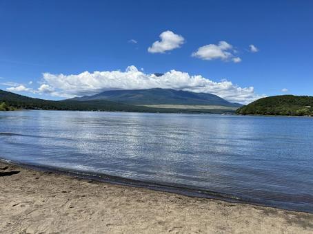 青空に映える山中湖と富士山 青空に映える山中湖と富士山の写真