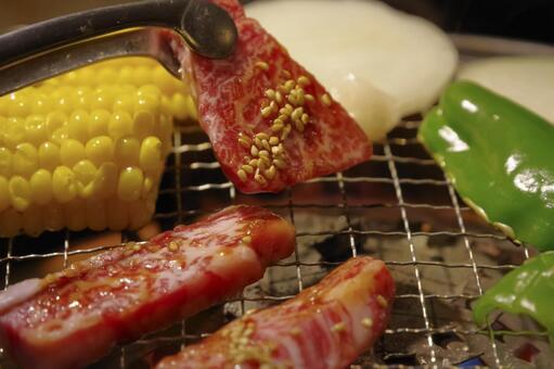 焼き肉屋で肉を焼くイメージ 焼肉,焼き肉,網焼きの写真素材