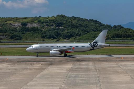 活気ある夏の昼の長崎空港フライト活動 活気ある夏の昼の長崎空港フライト活動 飛行機,航空機,旅客機の写真素材
