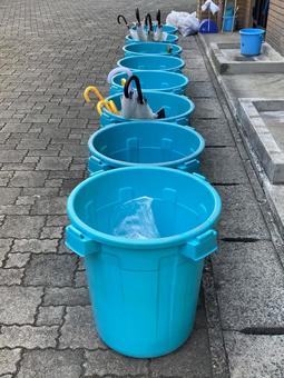 並んだポリバケツ 不燃ゴミの収集 並んだポリバケツ 不燃ゴミの収集 ポリバケツ,不燃ゴミの日,公共の写真素材