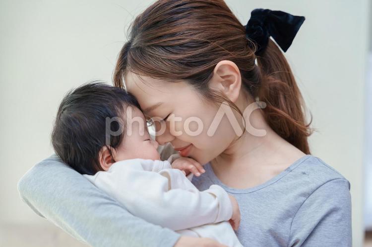 赤ちゃんとおでこをくっつける女性 赤ちゃん,抱っこ,女性の写真素材