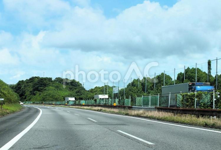 反対車線はトラック運送の列 トラック,運送,列の写真素材