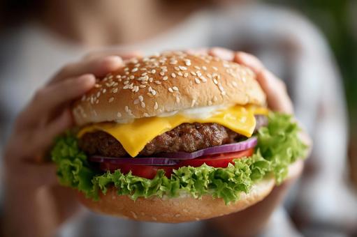 焼きたてのバンズとパティのチーズバーガー 焼きたてのバンズとパティのチーズバーガーの写真