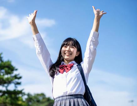 青空の下伸び伸びとする女の子 青空の下伸び伸びとする女の子の写真