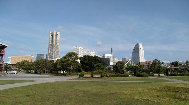 広場から望むみなとみらいの全景 広場から望むみなとみらいの全景 みなとみらい,全景,広場の写真素材