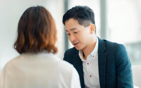 ミーティングをする男女2人のビジネスマン ミーティングをする男女2人のビジネスマン 男性,女性,男女の写真素材