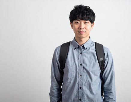 リュックを背負ったシャツを着た若い大学生の写真
