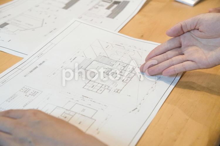 マイホームの間取の説明をしている営業マン マイホーム,家づくり,家の購入計画の写真素材