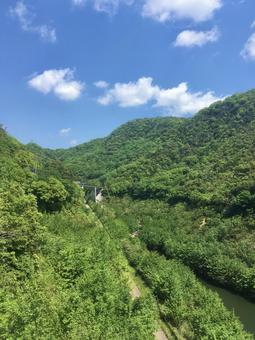 山に囲まれた貯水池 山,山間部,貯水池の写真素材