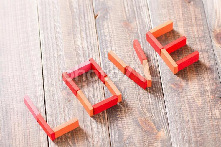 積木で作ったloveの文字 love,アルファベット,コピースペースの写真素材