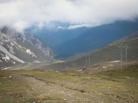 新疆の山岳地帯と雲が広がる壮大な風景 新疆の山岳地帯と雲が広がる壮大な風景 新疆,山岳,雲の写真素材