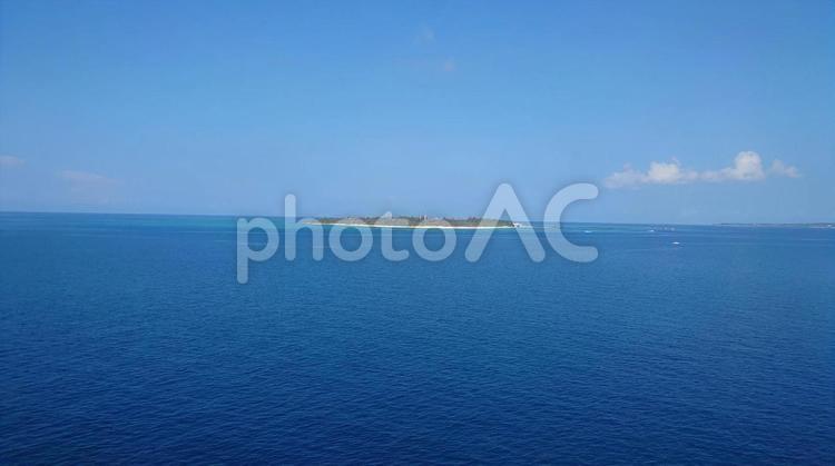 フェリーからみる水納島(横) 水納島,クロワッサンアイランド,離島の写真素材