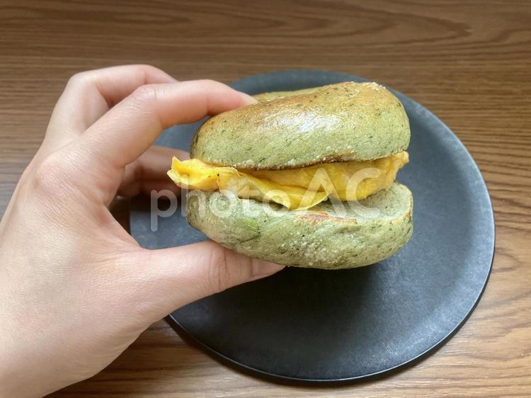 ほうれん草ベーグルで挟んだ卵サンド ベーグル,サンドイッチ,卵の写真素材