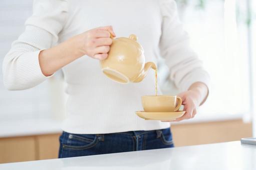 飲み物をカップに注ぐ手 飲み物をカップに注ぐ手の写真