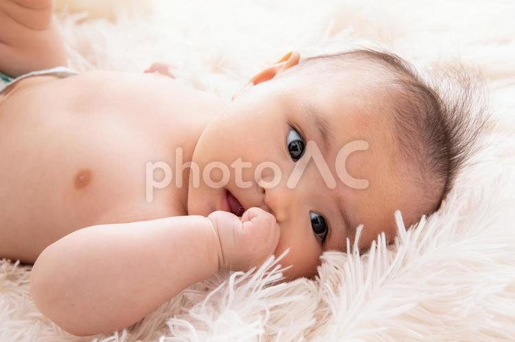 指しゃぶりをする赤ちゃん　baby 赤ちゃん,指しゃぶり,babyの写真素材
