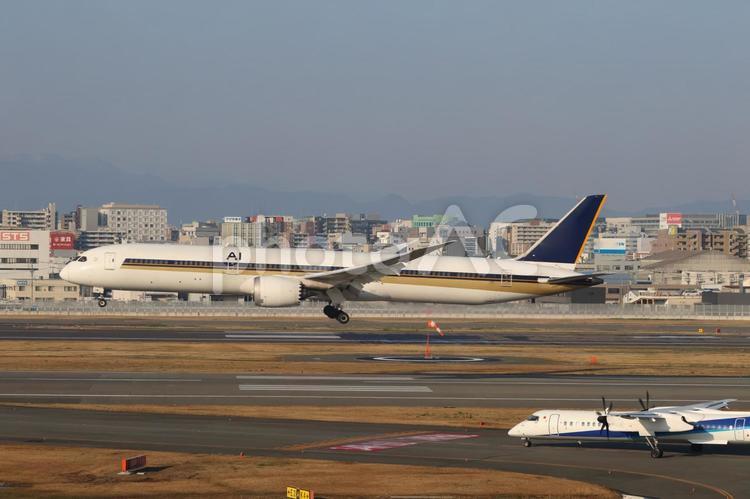 福岡空港、午前の静けさと飛び立つ瞬間 福岡空港,朝,飛行機の写真素材