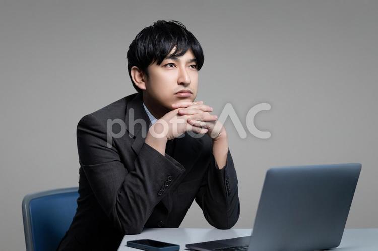 パソコンを使いながら悩む男性ビジネスマン 男性,ビジネス,パソコンの写真素材