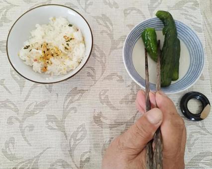 きゅうりのお漬物とふりかけご飯 きゅうりのお漬物とふりかけご飯の写真