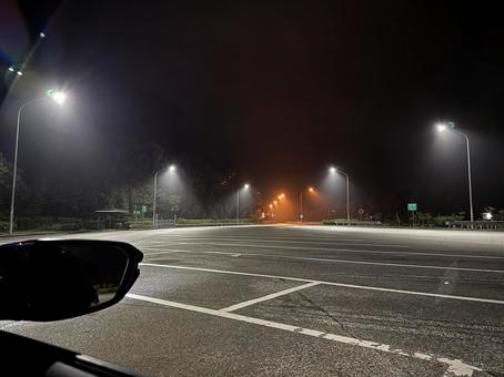 深夜の高速パーキングエリア 深夜の高速パーキングエリア 駐車場,夜景,道路の写真素材