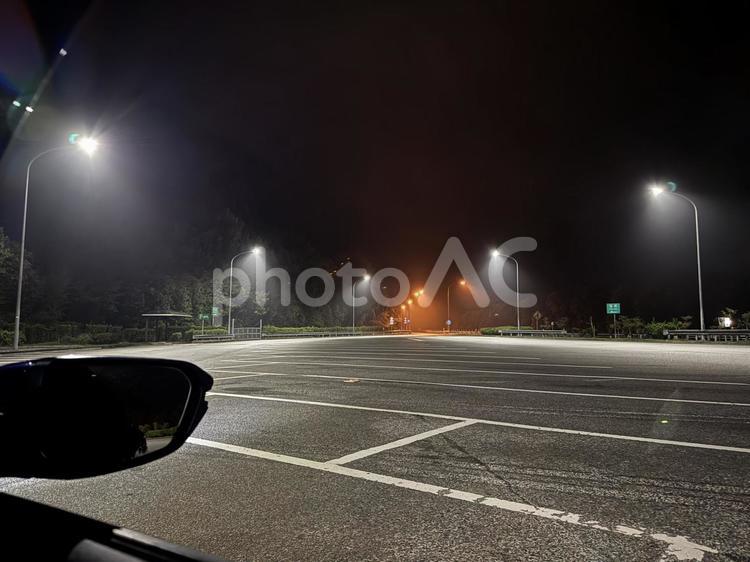 深夜の高速パーキングエリア 駐車場,夜景,道路の写真素材