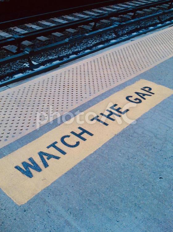 ニューヨーク郊外、駅のホームの注意 駅,ホーム,注意の写真素材