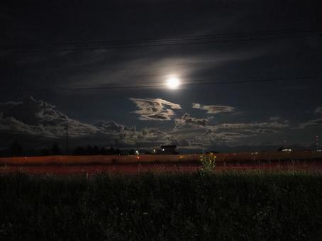 月の光で周りが照らされていた 月の光で周りが照らされていたの写真