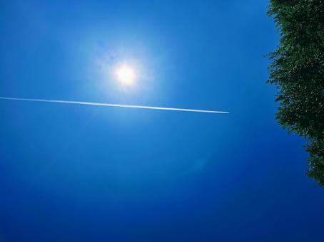太陽と飛行機雲 太陽と飛行機雲の写真