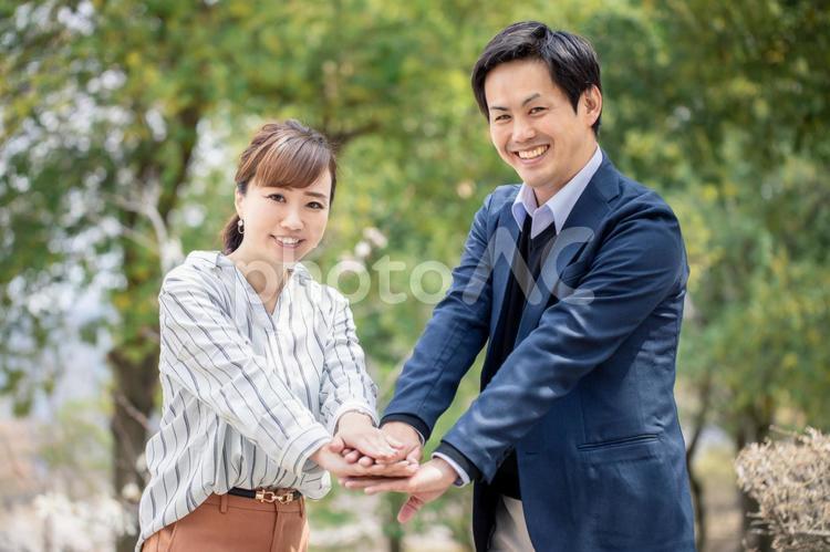 カジュアルビジネスの会社員 チームワーク,協力,円陣の写真素材