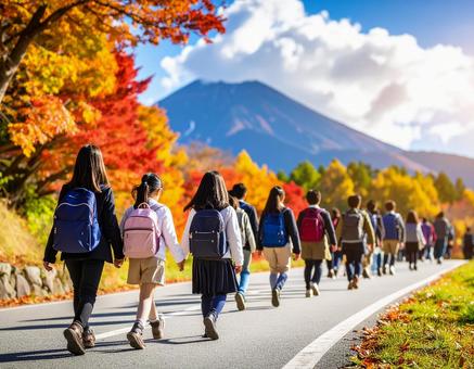 秋の遠足に出発する小学生たち 秋の遠足に出発する小学生たちの写真