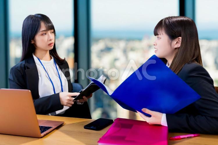 新人を厳しい目でみる先輩ビジネスウーマン 女性,ビジネス,ビジネスウーマンの写真素材