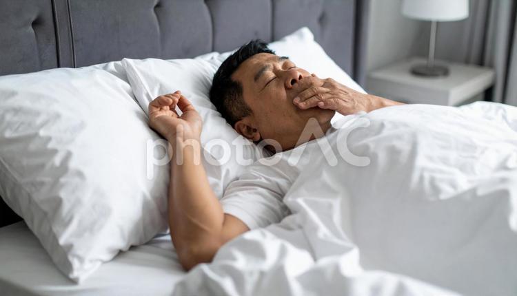 大きないびきをかいて眠る日本人男性 男性,安眠,いびきの写真素材
