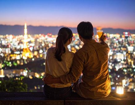 都会の絶景を眺めながら乾杯 都会の絶景を眺めながら乾杯の写真