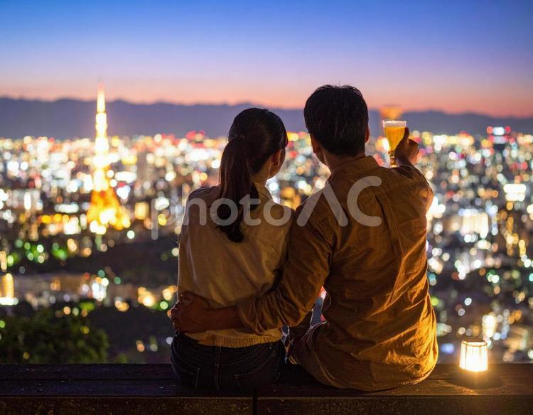 都会の絶景を眺めながら乾杯 カップル,デート,夜景の写真素材