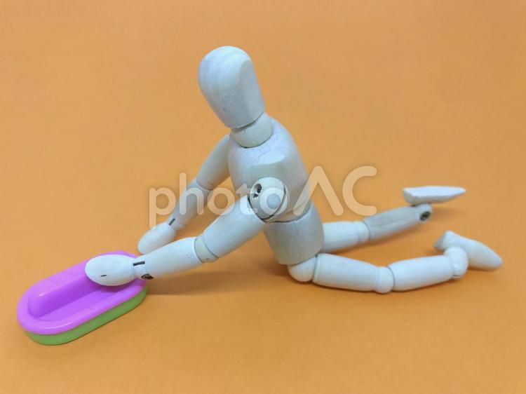 ブラシを使って床の磨き掃除をする人形 磨き,ブラシ,洗剤の写真素材