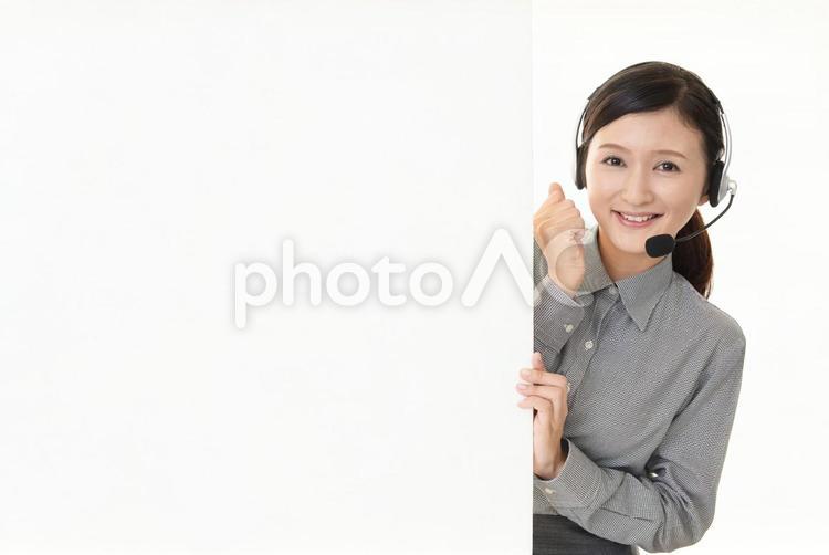 ホワイトボードを持つ笑顔のオペレーター 女性,オペレーター,女の写真素材